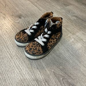 Gap Toddler high top zip up sneakers.  Color:  Leopard brown.  Good quality.